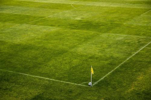 Il pallone bussa al governo. E prende quota lo stop definitivo