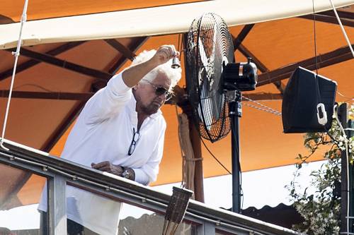 Grillo "renzizzato" se la prende coi gufi: "Sperano nel naufragio del governo"
