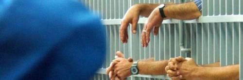 Taranto, protestano agenti penitenziari: "Carcere sovraffollato"