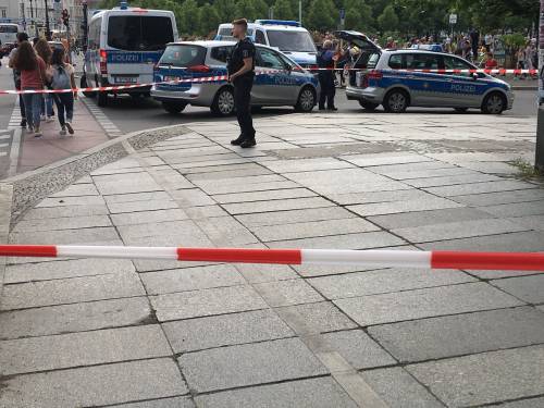 Spari nella cattedrale di Berlino "Colpito un uomo alle gambe"