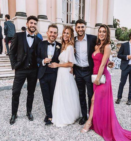 Gaffe di Cecilia Rodriguez: nelle foto delle nozze di Bossari si ritocca il lato b