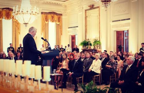 Melania riappare in pubblico dopo settimane. Ma le voci sulla coppia presidenziale non si fermano