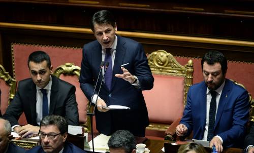 "Populisti? Ascoltiamo la gente". Conte in Senato ottiene la fiducia: "Sarò il garante del contratto"