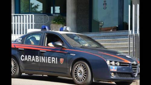 Compra una casa all’asta e trova vecchio proprietario che lo minaccia