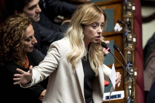 Migranti, Meloni: "Conte è stato raggirato da Macron e dalla Merkel"