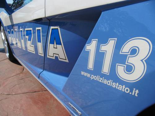 Sette agenti lo fermano, ma lo straniero scappa aggrappato a un’auto