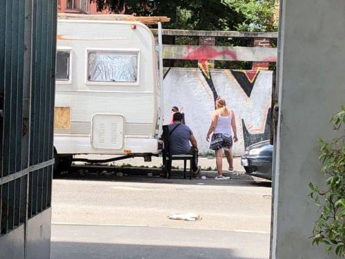 Mega rissa tra nomadi. E piomba con l'auto sulla folla ai giardinetti
