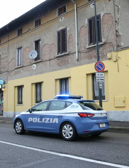 Napoli, rissa a colpi di bottiglia tra stranieri: poliziotti circondati