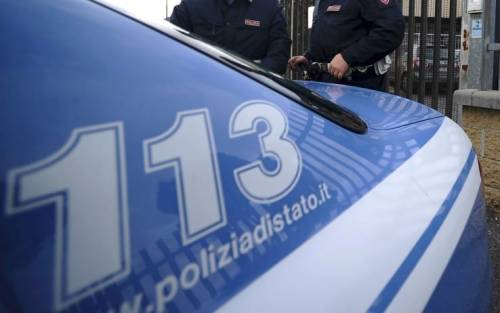Assisi, mendicante richiedente asilo picchia i poliziotti: denunciato