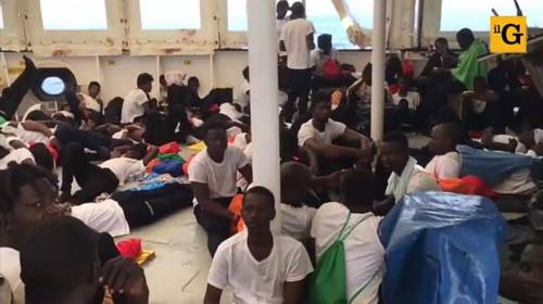 La Marina mette a tacere la Aquarius. E porta i migranti in Spagna
