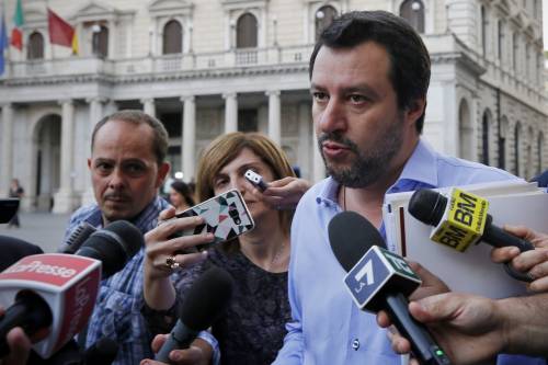 Salvini fa il pieno nei circoli Arci: "Speriamo fermi l'immigrazione"