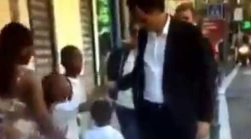 Spagna, il generoso premier Sanchez? Toccava i migranti e si puliva le mani