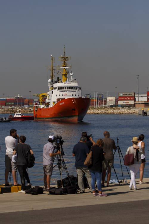 I poliziotti spagnoli vogliono mettere fuorilegge le ong che portano i migranti