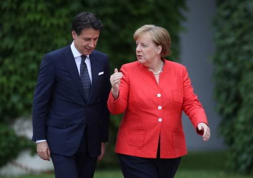Merkel (a parole) sta con l'Italia Conte: "Schengen a rischio"