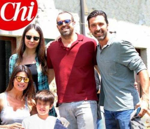 Gigi Buffon insieme a Ilaria D'Amico e al suo ex compagno: prove di famiglia allargata