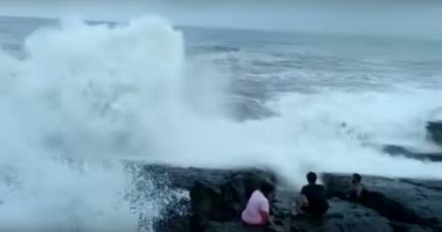Fa un selfie sugli scogli, turista muore travolto da un'onda