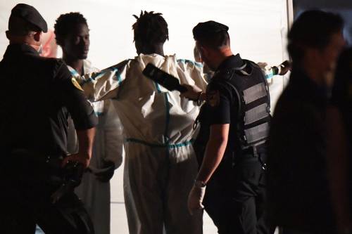 Migranti, l'allarme dei servizi segreti: "Gli scafisti cercano la strage"