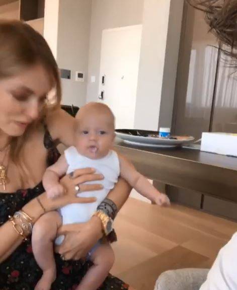 Leone ascolta in anteprima un brano di Fedez e vomita addosso alla Ferragni