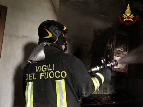 Livorno, esplosione in appartamento: tre feriti, uno è grave