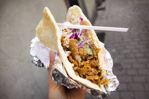 Kebab, sexy shop e call center banditi dal centro storico di Genova