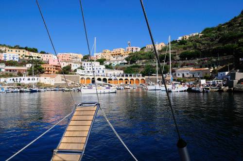 Ustica rinasce fra asini e turisti