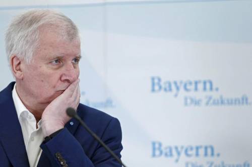 Cala popolarità di Seehofer: Tedeschi contro linea "anti-migranti"