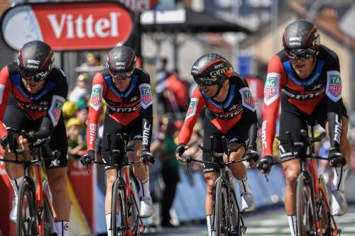 Tour de France, cronosquadre alla Bmc. Van Avermaet maglia gialla