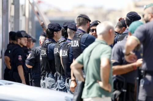 Barcone con 450 immigrati: l'ira di Salvini, nuovo scontro Roma-Malta