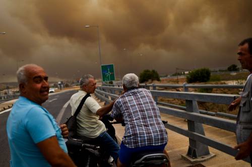 Atene è assediata dalle fiamme. In migliaia costretti a scappare