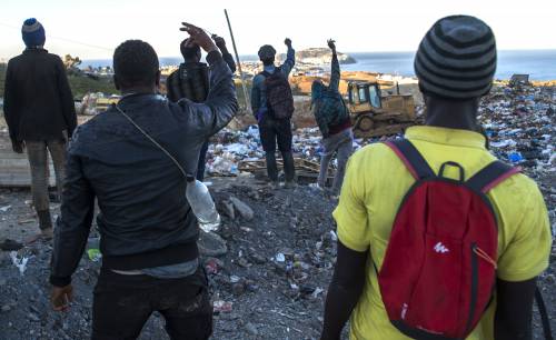 Ceuta, assalto al confine: 800 immigrati clandestini entrano in Spagna