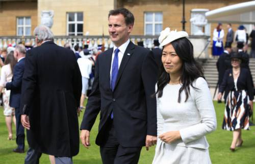 Uk, Jeremy Hunt debutta in Cina ma sbaglia la nazionalità della moglie