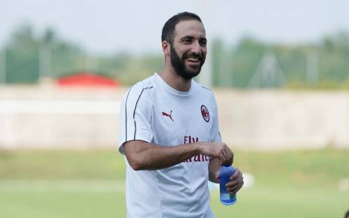 Milan, Higuain si presenta: "Voglio riportare in alto questo club