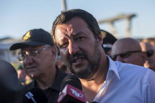 Salvini: "Guardia Costiera e Marina controllino le acque italiane"