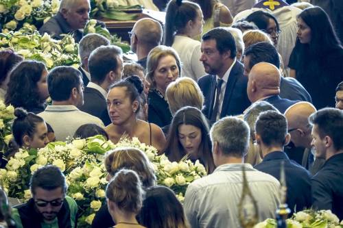 Ora il Pd vuole incriminare Salvini: "Ai funerali claque pro governo"