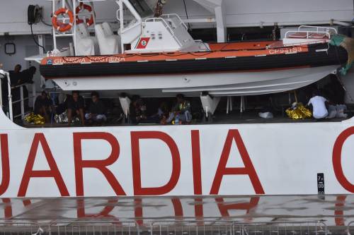 Diciotti, sequestro e abuso di potere. Ecco le accuse contro Salvini