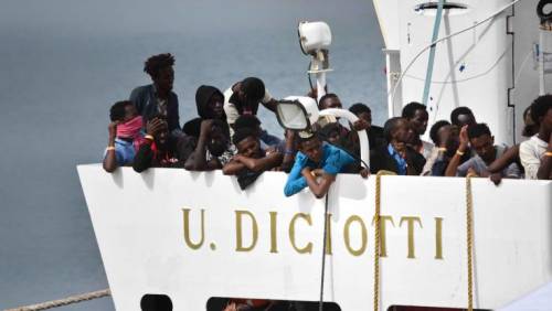 Diciotti, fuggiti tutti i migranti. La grande figuraccia buonista