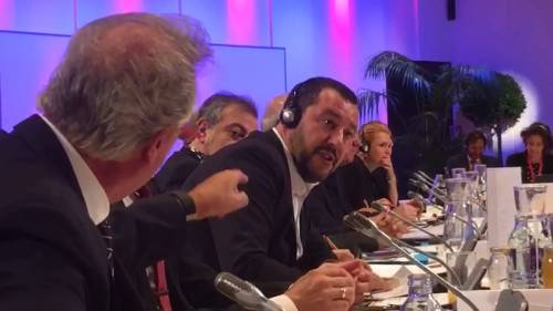 "Mer..." e sbatte il microfono. Scontro tra Salvini e Asselborn