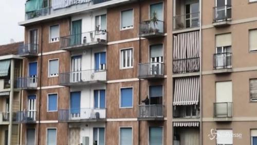 Bimbo cade dal balcone della casa per migranti