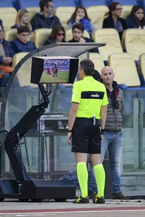 Var, Rizzoli agli allenatori: "Meno proteste. Benatia? Non era rosso".