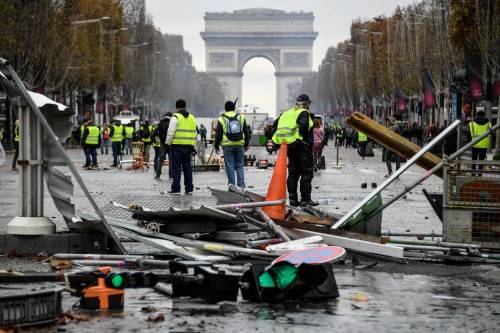Parigi, i gilet gialli sugli Champs Elysees. Scontri con la polizia