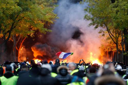 Torna la rabbia dei gilet gialli. Parigi e Macron sono sotto assedio