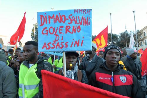 Gilet gialli e bandiere rosse. L'odio dei migranti su Salvini: "Assassino"
