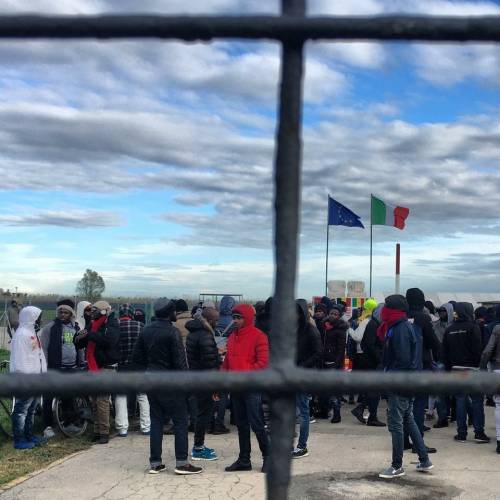 "Troppo pochi 21 euro a immigrato". E le cooperative disertano i bandi
