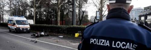Lecco, tenta di investire i pedoni in strada come in un videogame: si cerca l'autista impazzito