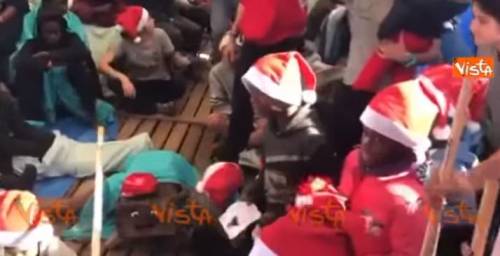 Msf: "Chiediamo un porto sicuro" E sulla ong i migranti festeggiano il Natale