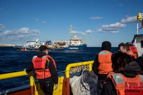 Ora i vescovi buonisti chiedono a Salvini di far approdare Sea Watch