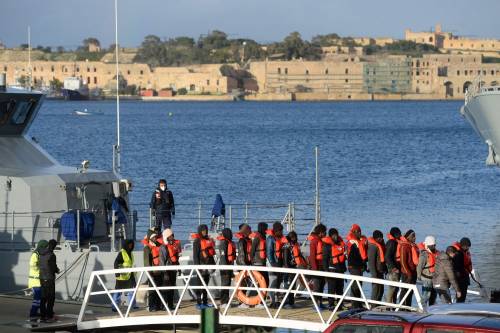 La Sea Watch in acque italiane. È ancorata a largo di Siracusa