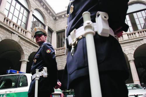 Se il comune di Milano mette in congedo forzato gli agenti di polizia locale