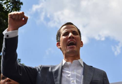 "Venezuela, l'Italia non riconosce Guaidò". Di Stefano spiega perché