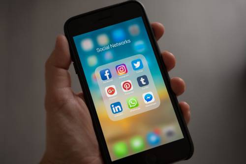 Il 75% degli under 30 si informa sui social media